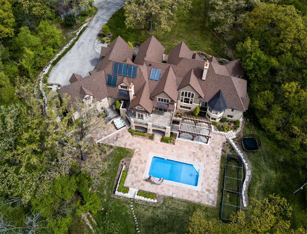 birds eye view of house with pool 